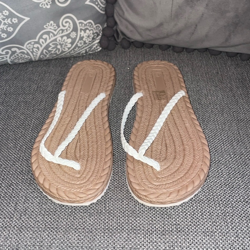 Lightweight Wood Inspired Sandals 🌴 NWOT